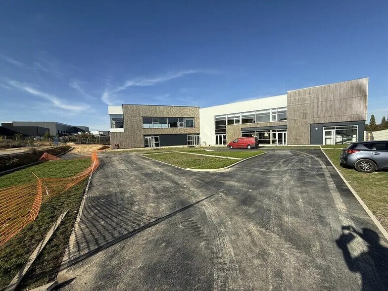 Local d’activités dans Louvres à louer - Photo de l’immeuble – Image 3 sur 12