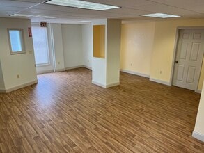 303 Pine St, Manchester, NH à louer Photo intérieure– Image 2 sur 4