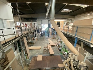 Plus de détails pour Local d'activités à louer