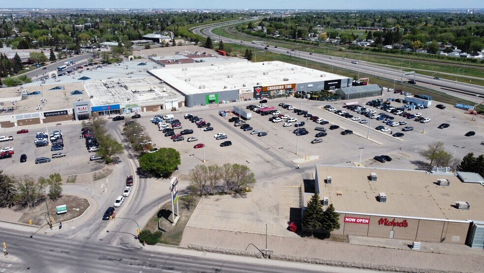300 Confederation Dr, Saskatoon, SK à louer - Photo principale – Image 1 sur 8