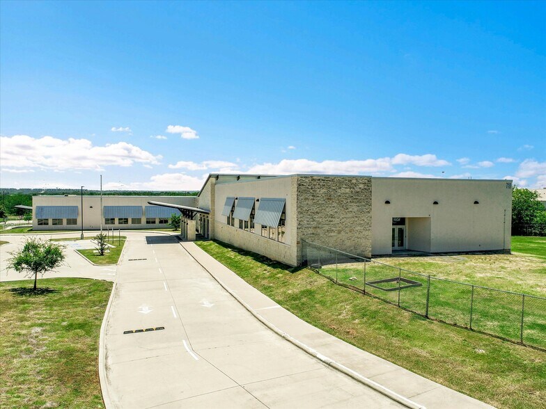 700 Stadium Dr, Georgetown, TX à vendre - Photo de l’immeuble – Image 2 sur 17