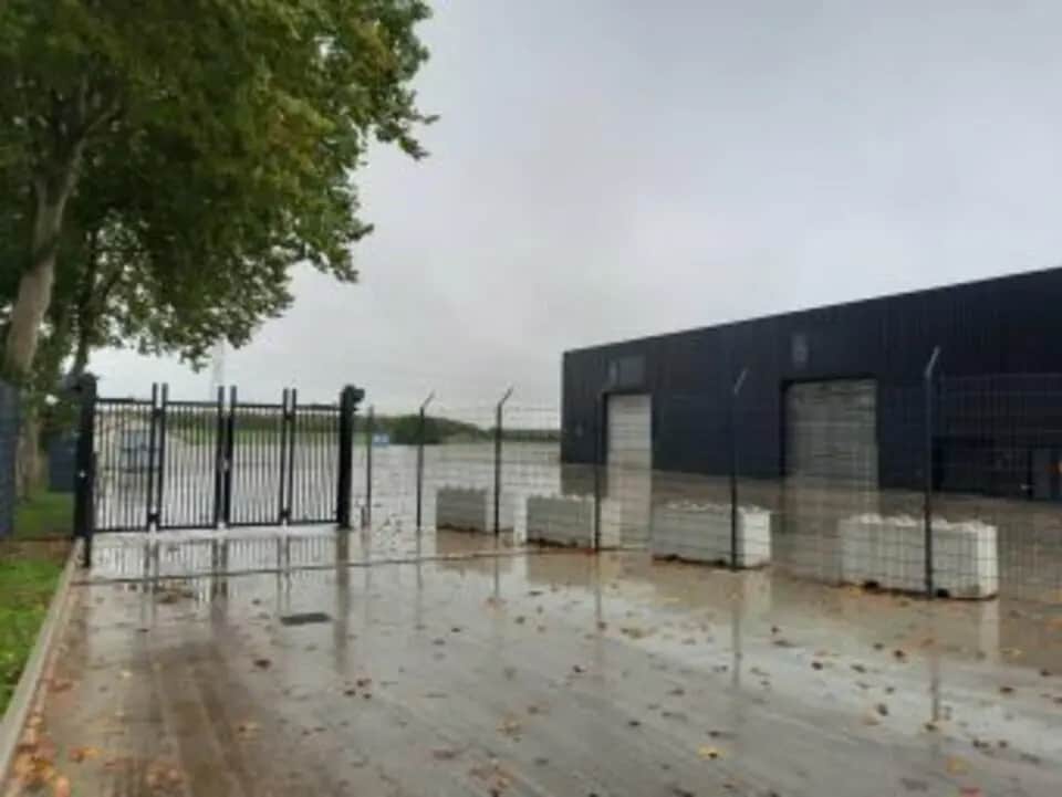 Local d’activités dans Canly à louer Photo de l’immeuble– Image 1 sur 5