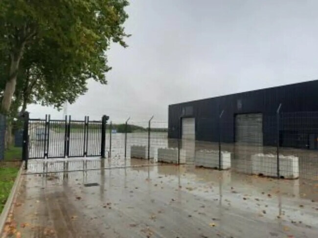 Plus de détails pour Local d'activités à louer