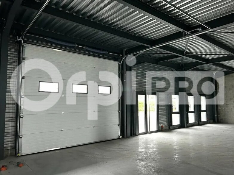 Local d’activités dans Bourgoin-Jallieu à louer - Photo intérieure – Image 1 sur 5