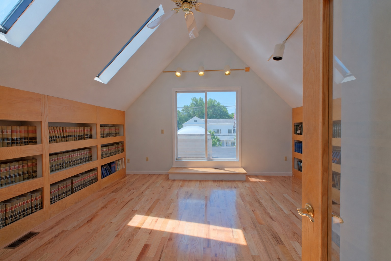 1 E Chestnut St, Sharon, MA à louer Photo intérieure– Image 1 sur 34