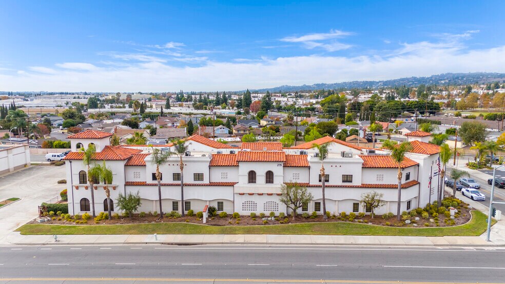 275 N Brea Blvd, Brea, CA à louer - Photo de l’immeuble – Image 3 sur 10