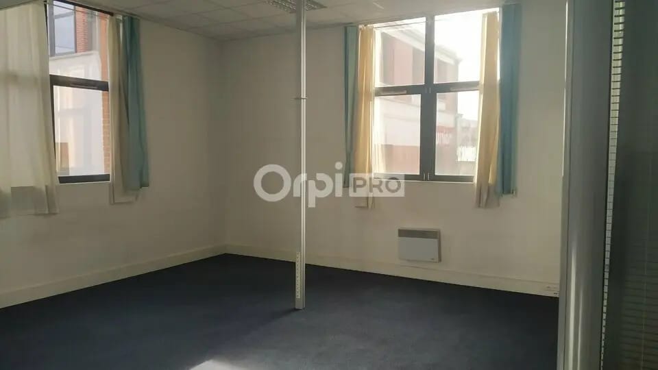 Bureau dans  à louer - Photo de l’immeuble – Image 2 sur 8