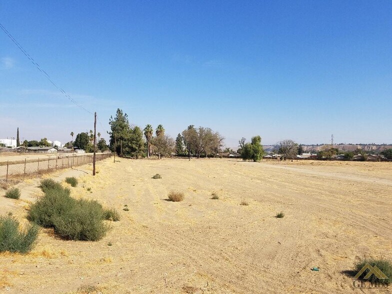 828 Iris St, Bakersfield, CA à vendre - Photo de l’immeuble – Image 3 sur 7