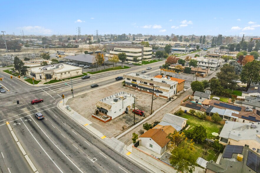 1656 Oak St, Bakersfield, CA à louer - Photo de l’immeuble – Image 2 sur 26