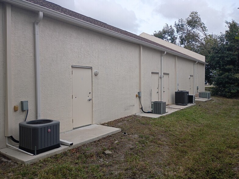 326 NE 3rd Ave, Cape Coral, FL à vendre - Photo de l’immeuble – Image 3 sur 10