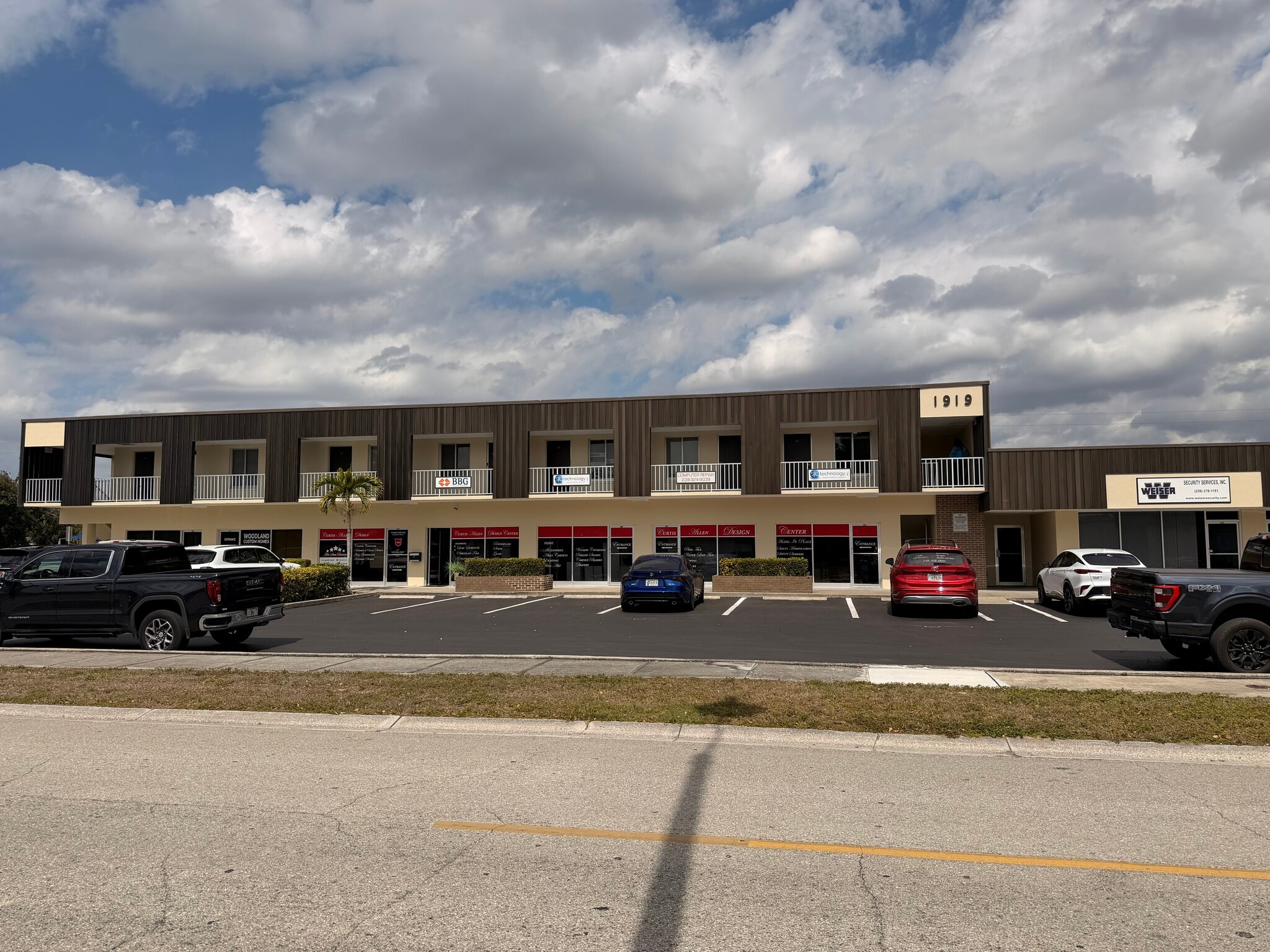 1919 Courtney Dr, Fort Myers, FL à louer Photo principale– Image 1 sur 5