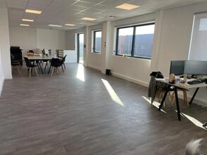 Local d’activités dans SAINT-OUEN-L'AUMONE à louer Photo de l’immeuble– Image 1 sur 5