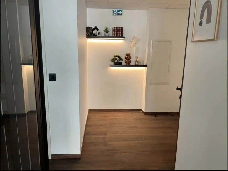 Bureau dans Saint-Laurent-du-Var à louer - Photo de l’immeuble – Image 2 sur 13