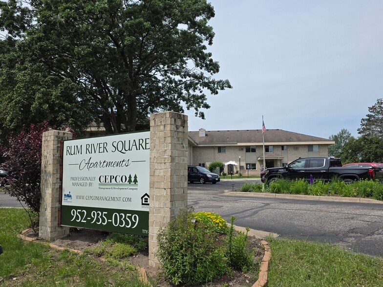 3040 Bridge St NW, Saint Francis, MN à vendre - Photo de l’immeuble – Image 2 sur 63