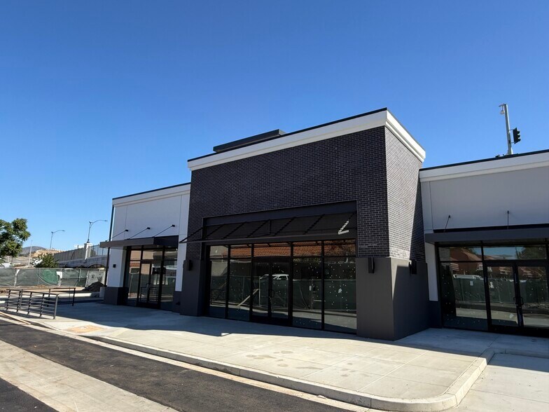 2095 E Orangethorpe Ave, Placentia, CA à louer - Photo de l’immeuble – Image 3 sur 9