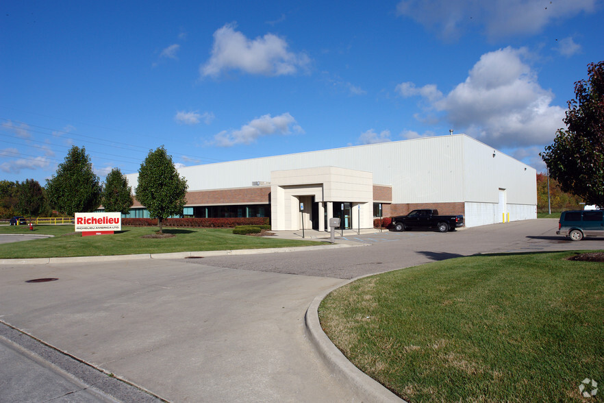 7021 Sterling Ponds Ct, Sterling Heights, MI à louer - Photo de l’immeuble – Image 3 sur 6
