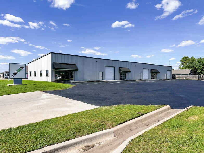 600-608 S Ramsey Dr, Valley Center, KS à vendre - Photo de l’immeuble – Image 1 sur 12
