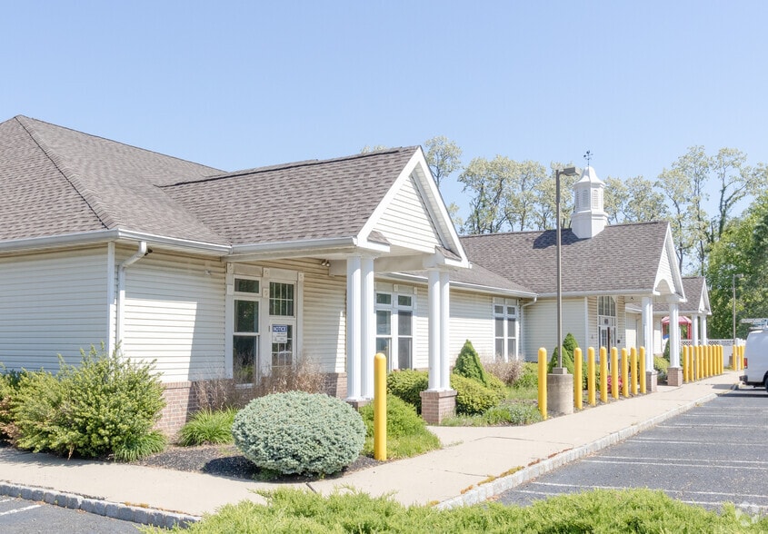 635 Cranbury Rd, East Brunswick, NJ à louer - Photo de l’immeuble – Image 3 sur 4