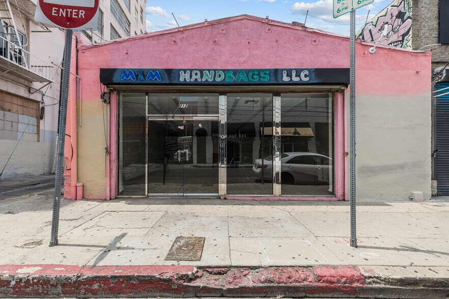 212 E 11th St, Los Angeles, CA à louer - Photo de l’immeuble – Image 2 sur 13