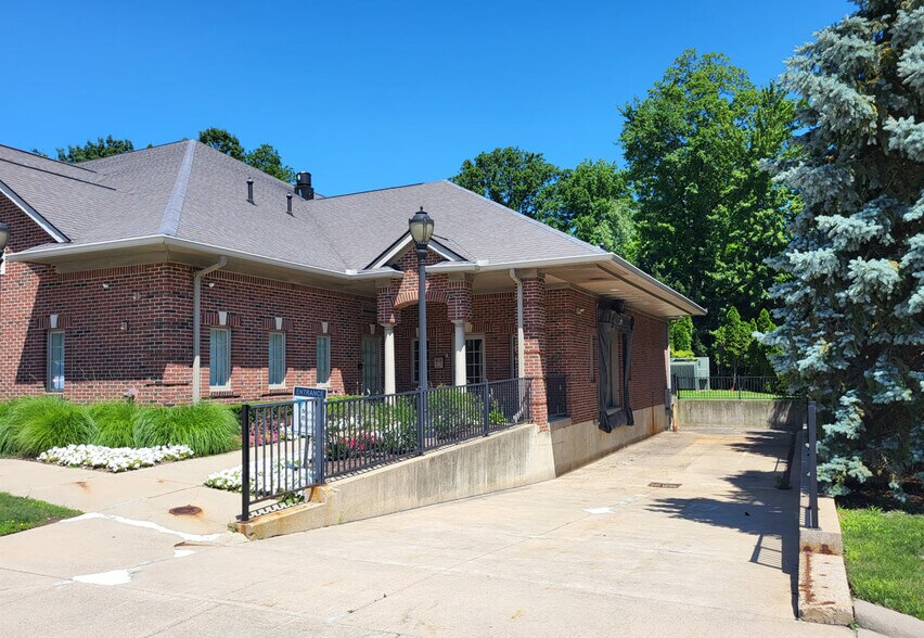 43650 Garfield Rd, Clinton Township, MI à louer - Photo de l’immeuble – Image 3 sur 16