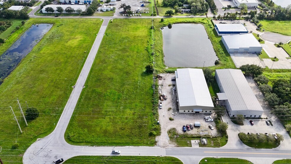 395 Hickman Dr, Sanford, FL à louer - Photo de l’immeuble – Image 3 sur 8
