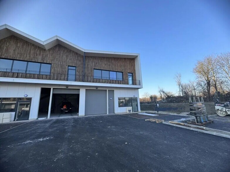 Local d’activités dans Montmagny à louer - Photo de l’immeuble – Image 1 sur 6