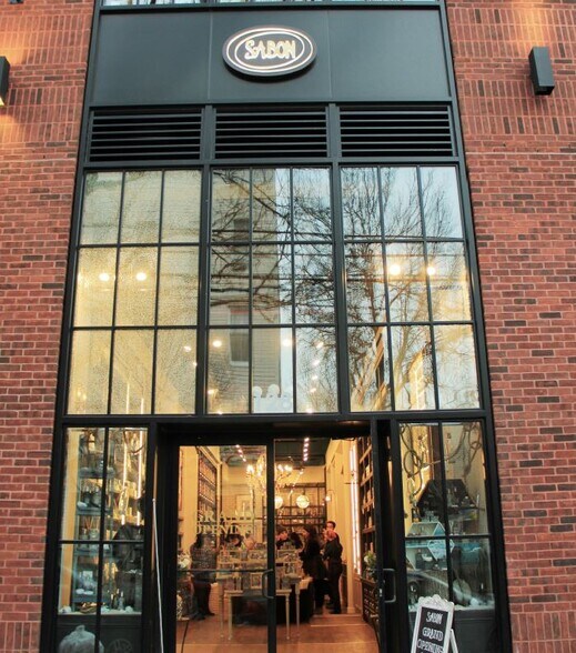 242 Bedford Ave, Brooklyn, NY à louer - Photo de l’immeuble – Image 2 sur 14