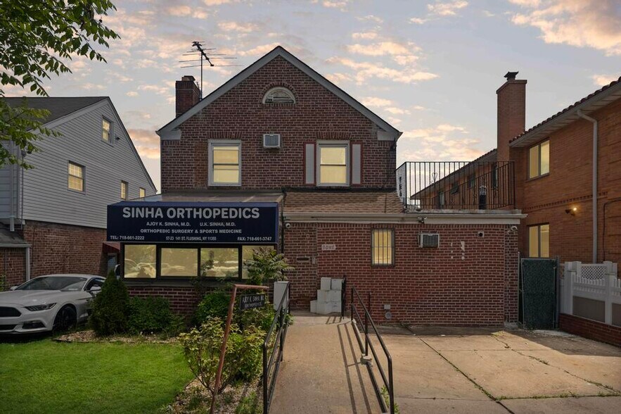 5723 141st St, Flushing, NY à vendre - Photo de l’immeuble – Image 2 sur 27