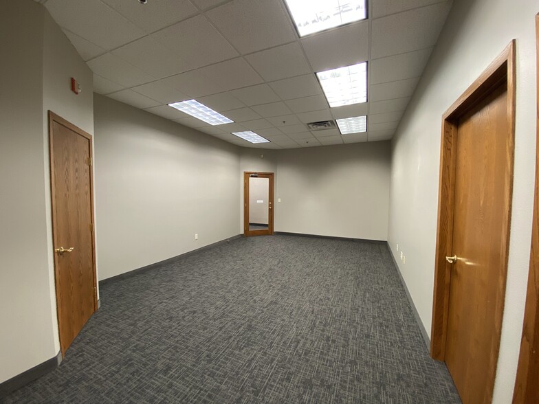 2525 E Rosser Ave, Bismarck, ND à louer - Photo de l’immeuble – Image 2 sur 8