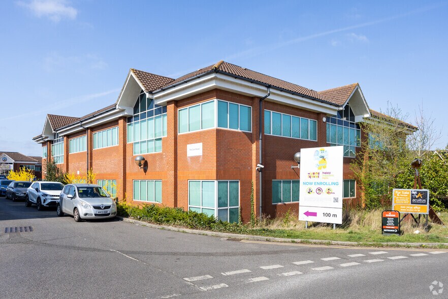 2 Randalls Way, Leatherhead à louer - Photo principale – Image 1 sur 1
