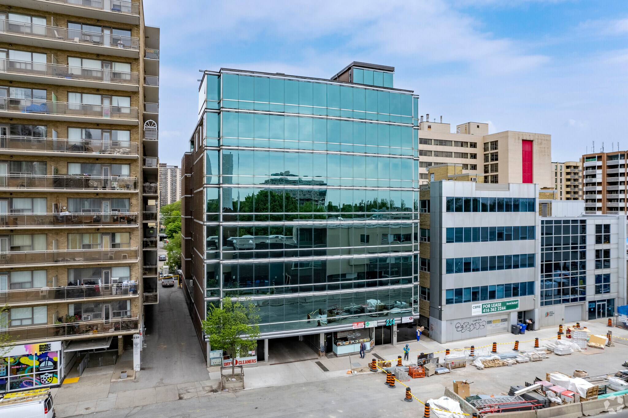 234 Eglinton Ave E, Toronto, ON à louer Photo de l’immeuble– Image 1 sur 9