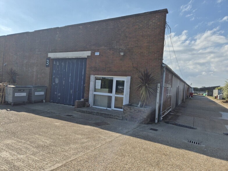 Three Gates Rd, Cowes à louer - Photo de l’immeuble – Image 1 sur 1