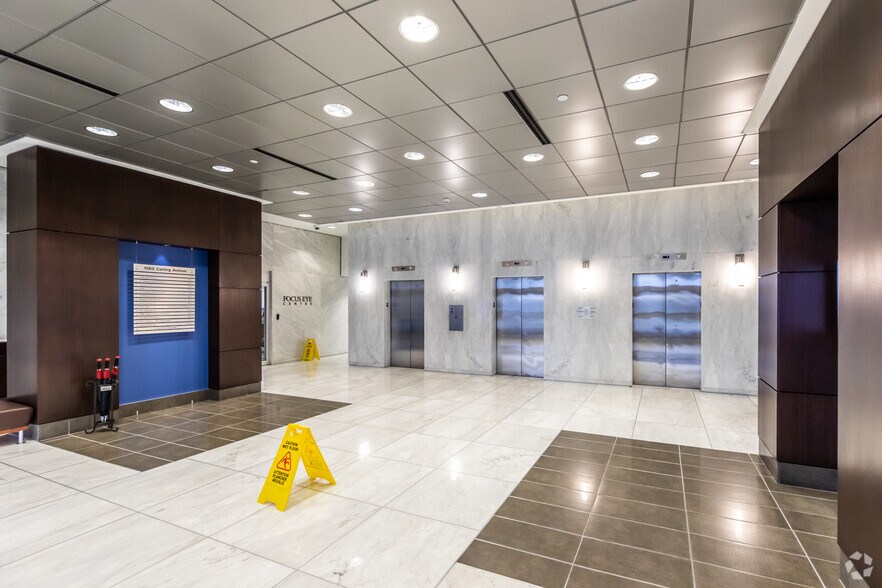 1565 Carling Ave, Ottawa, ON à louer - Hall d’entrée – Image 2 sur 6