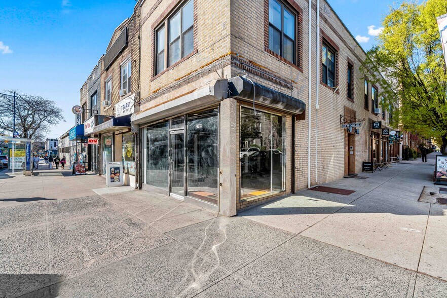 33-19 30th Ave, Long Island City, NY à louer - Photo de l’immeuble – Image 1 sur 7
