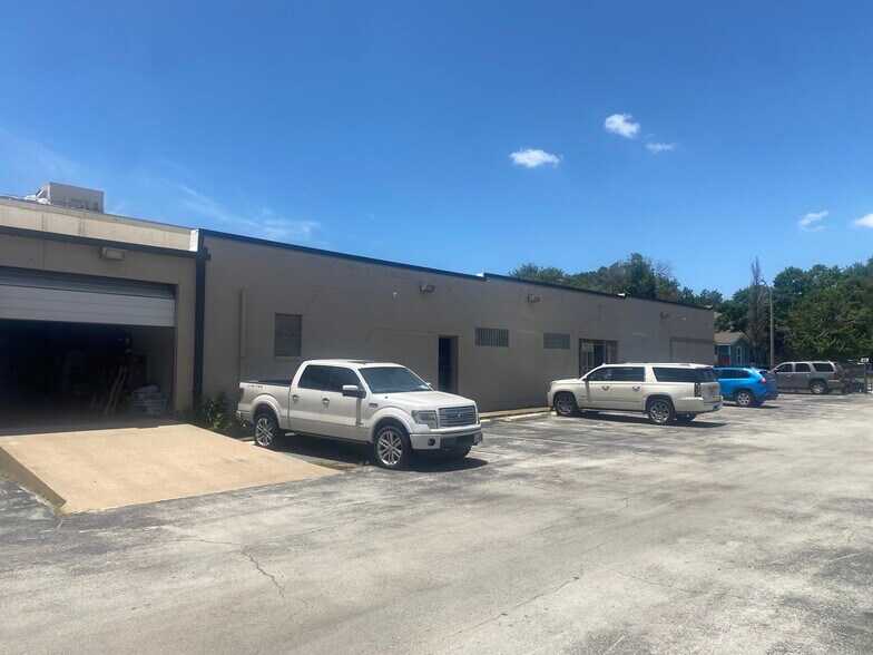 301 W Arlington Ave, Fort Worth, TX à louer - Photo de l’immeuble – Image 3 sur 17