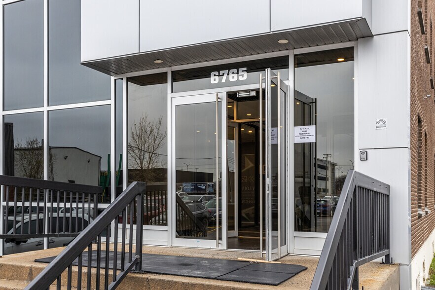 3700 Rue Griffith, Montréal, QC à louer - Photo de l’immeuble – Image 3 sur 4