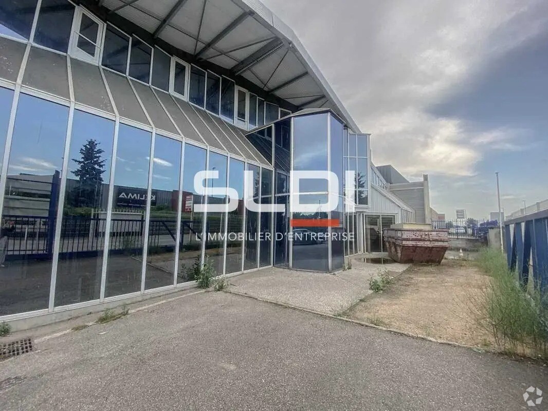 Local d’activités dans Vaulx-en-Velin à louer Photo de l’immeuble– Image 1 sur 7