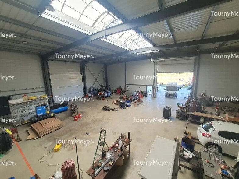 Local d’activités dans Targon à louer - Photo de l’immeuble – Image 3 sur 7