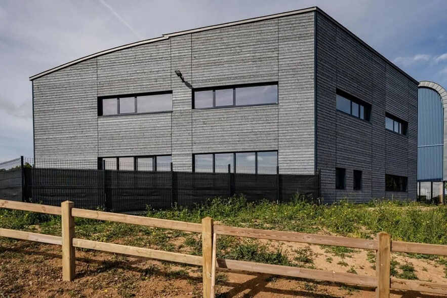 Bureau dans DOUVRES-LA-DÉLIVRANDE à louer - Photo de l’immeuble – Image 3 sur 9