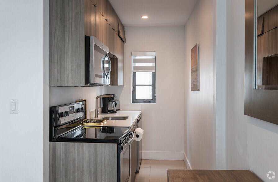 7910 Byron Ave, Miami Beach, FL à vendre - Photo intérieure – Image 2 sur 24