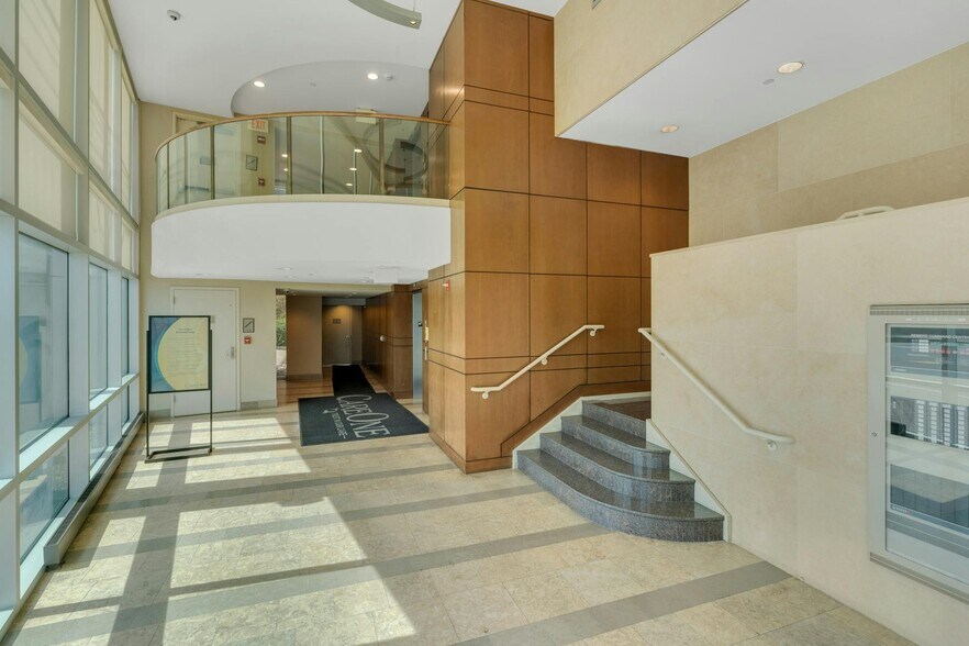 173 Bridge Plz N, Fort Lee, NJ à louer - Photo intérieure – Image 2 sur 7