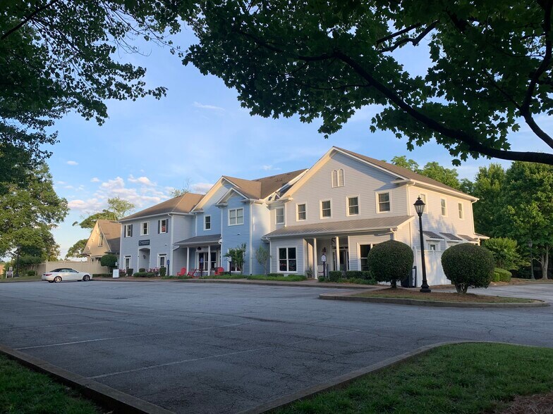 1055 Canton St, Roswell, GA à louer - Photo de l’immeuble – Image 1 sur 8