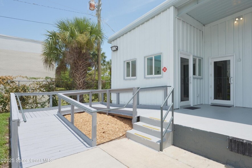 425 S Wickham Rd, Melbourne, FL à vendre - Photo de l’immeuble – Image 2 sur 11