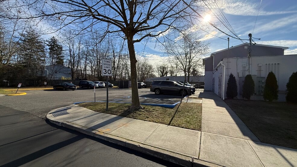 51 Carleton Ave, Islip Terrace, NY à vendre - Photo de l’immeuble – Image 3 sur 4