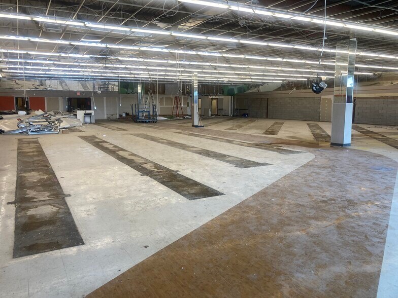 367-425 N Service Rd, Patchogue, NY à louer - Photo intérieure – Image 2 sur 20