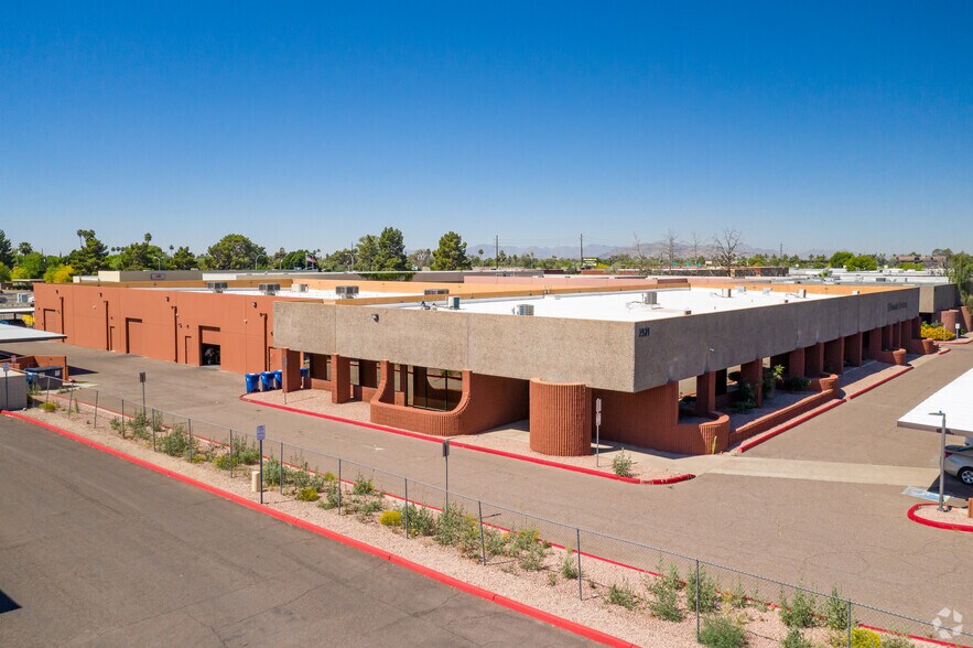 2521 W Birchwood Ave, Mesa, AZ à vendre - Photo principale – Image 1 sur 9