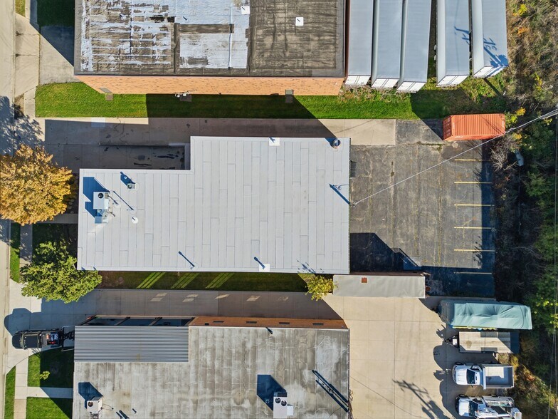 1425 Louis Ave, Elk Grove Village, IL à louer - Photo de l’immeuble – Image 2 sur 10