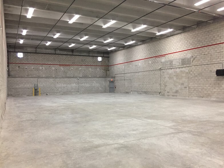 7900 NW 71st St, Miami, FL à louer - Photo intérieure – Image 3 sur 9
