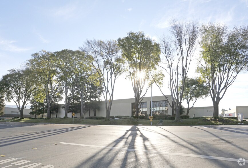 950 Yosemite Dr, Milpitas, CA à louer - Photo principale – Image 1 sur 8