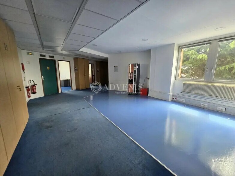 Bureau dans La Courneuve à louer - Photo de l’immeuble – Image 3 sur 7